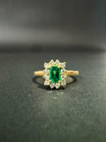 Anillo con esmeralda rectangular en halo tipo flor (Ref. 316)