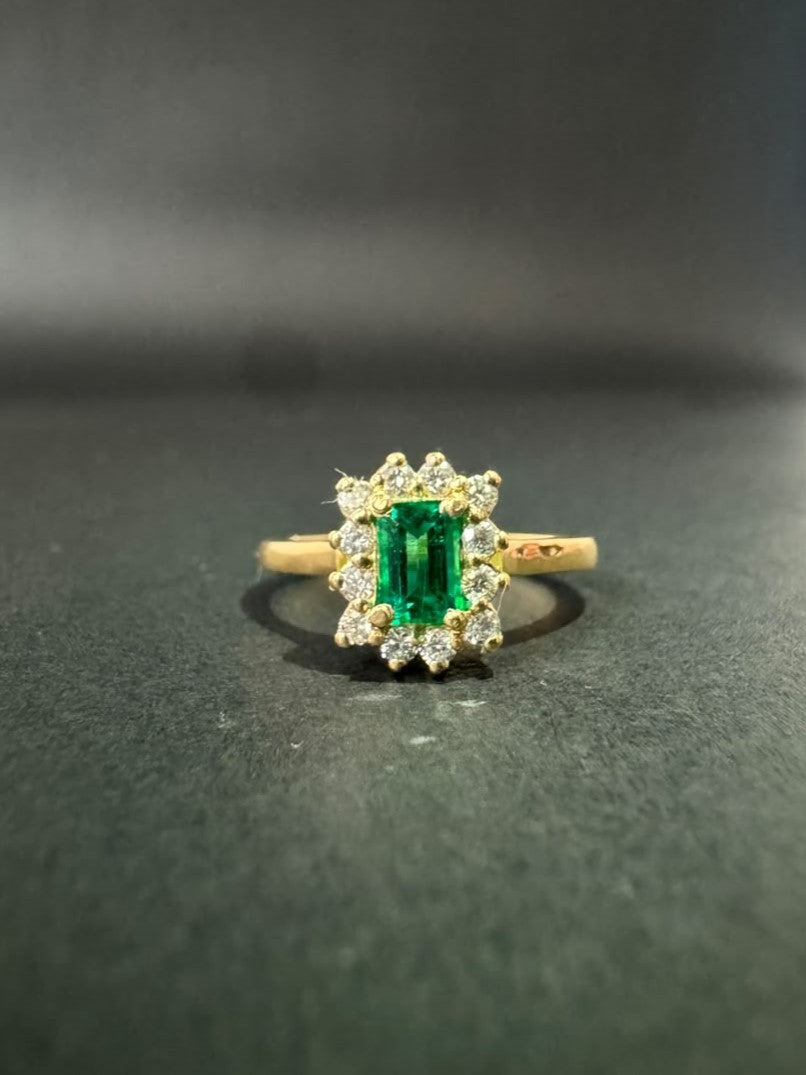 Anillo con esmeralda rectangular en halo tipo flor (Ref. 316)