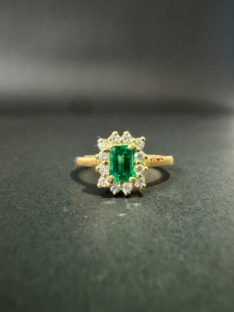 Anillo con esmeralda rectangular en halo tipo flor