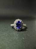 Anillo con tanzanita ovalada en halo de diamantes (Ref. 282)