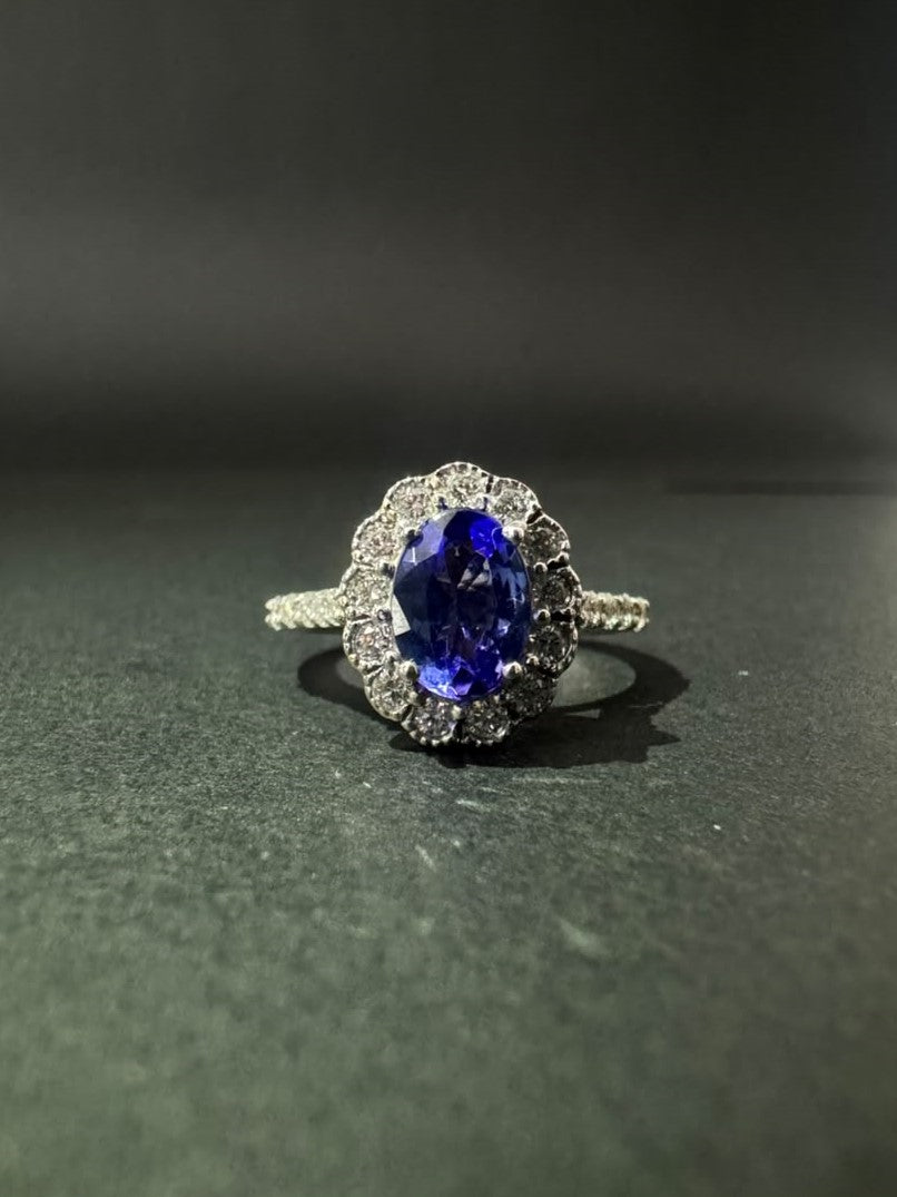 Anillo con tanzanita ovalada en halo de diamantes (Ref. 282)