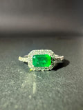 Anillo con esmeralda rectangular horizontal en halo (Ref. 286)