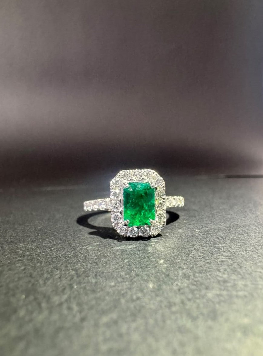 Anillo con esmeralda rectangular en halo de diamantes (Ref. 311)