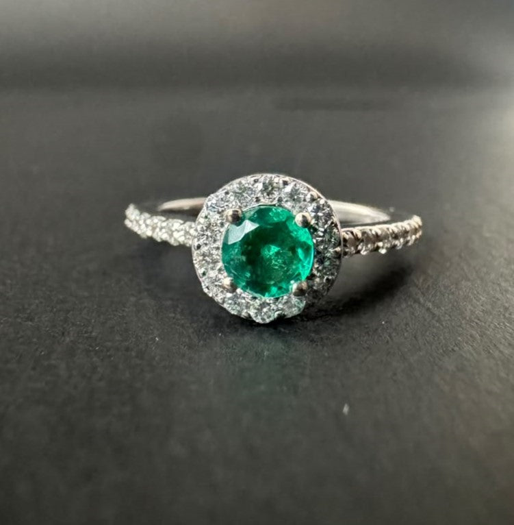 Anillo con esmeralda redonda en halo y diamantes en la argolla (Ref. 292)