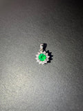 Dije con esmeralda redonda en flor de diamantes (Ref. 306)