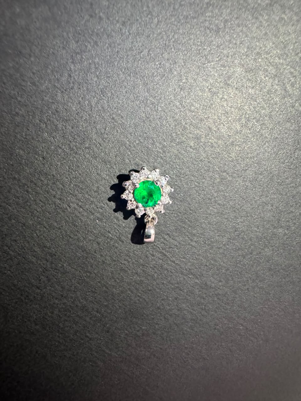 Dije con esmeralda redonda en flor de diamantes (Ref. 306)
