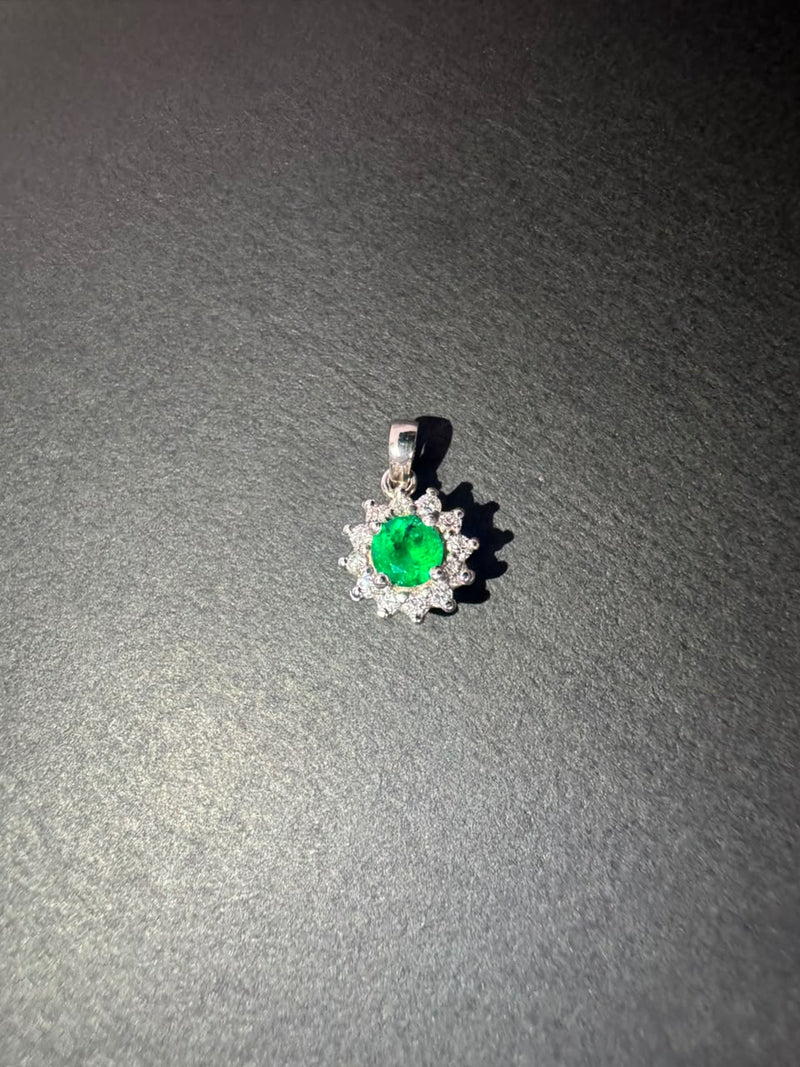 Dije con esmeralda redonda en flor de diamantes