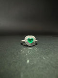 Anillo con esmeralda en corazón y halo de diamantes (Ref. 193)