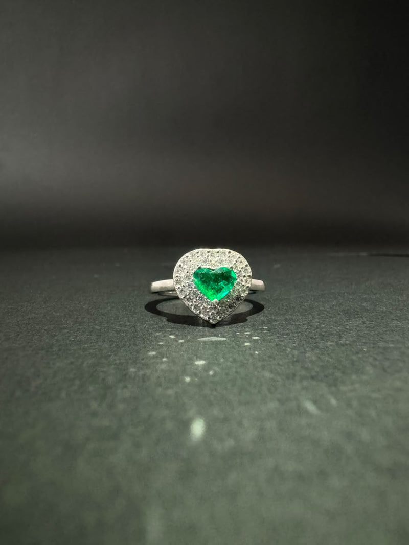 Anillo con esmeralda en corazón y halo de diamantes