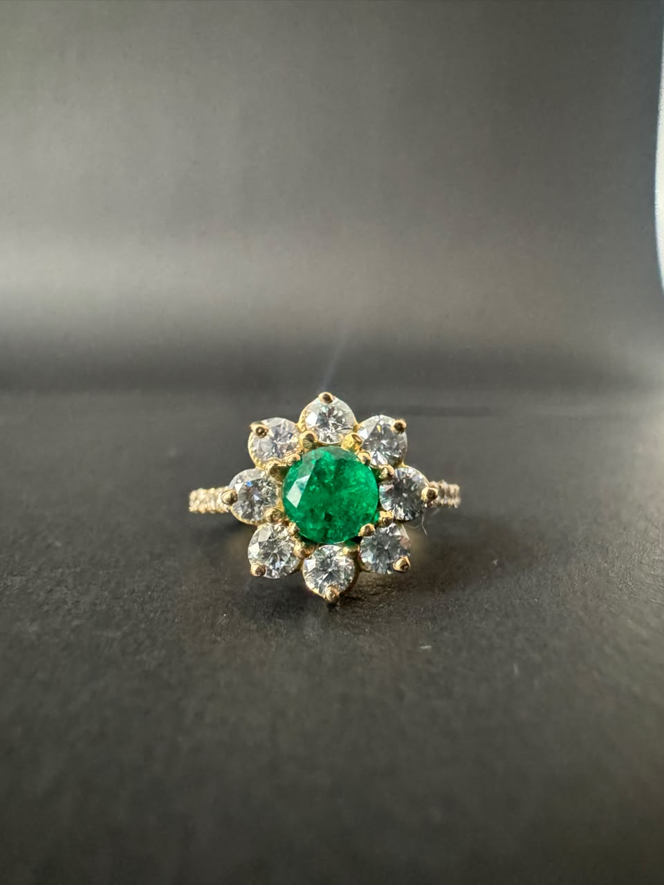Anillo con esmeralda redonda en flor de diamantes (Ref. 176)
