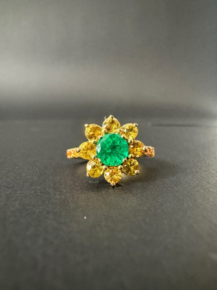 Anillo con esmeralda redonda y halo de zafiros amarillos (Ref. 181)