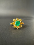 Anillo con esmeralda redonda y halo de zafiros amarillos (Ref. 181)