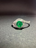 Anillo con esmeralda redonda en halo y banda ondulada (Ref. 35)