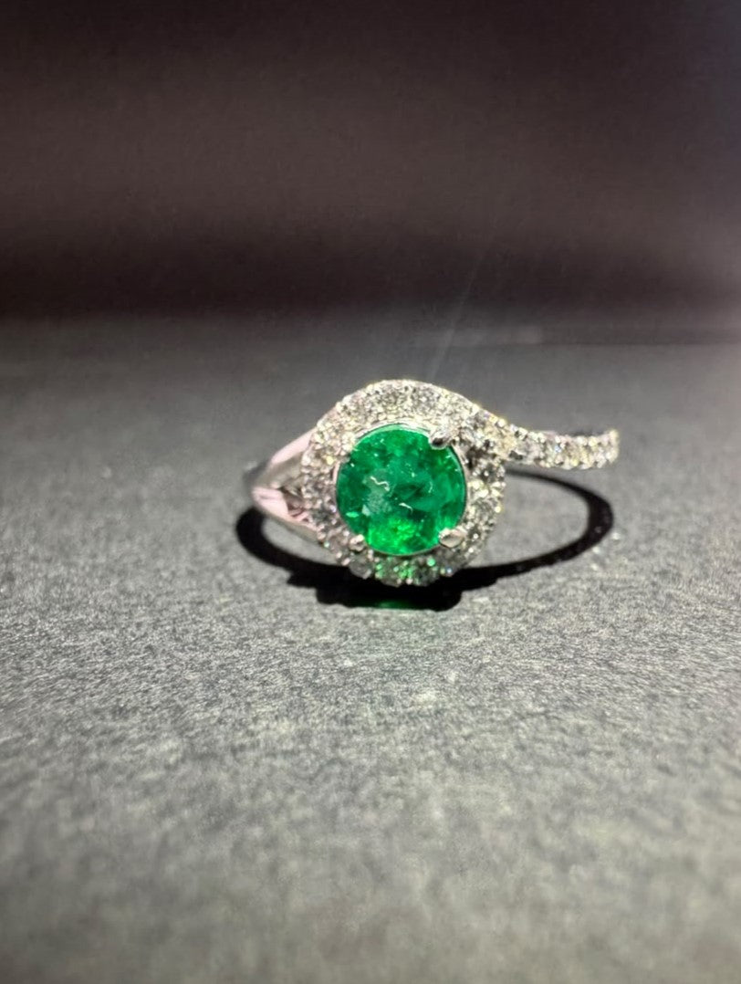 Anillo con esmeralda redonda en halo y banda ondulada (Ref. 35)