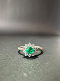 Anillo con esmeralda redonda en flor de diamantes (Ref. 305)
