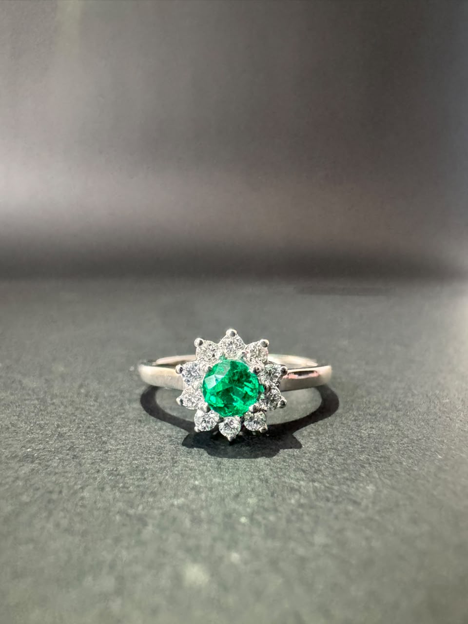 Anillo con esmeralda redonda en flor de diamantes (Ref. 305)
