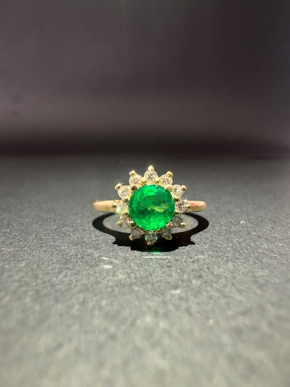 Anillo con esmeralda redonda en flor de diamantes (Ref. 296)