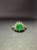Anillo con esmeralda redonda en flor de diamantes (Ref. 296)
