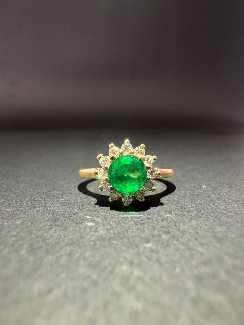 Anillo con esmeralda redonda en flor de diamantes