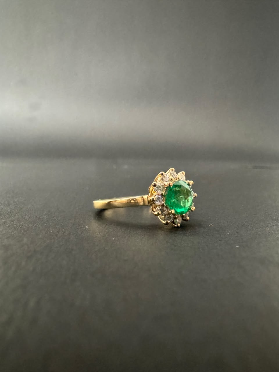 Anillo con esmeralda redonda en flor de diamantes (Ref. 296)