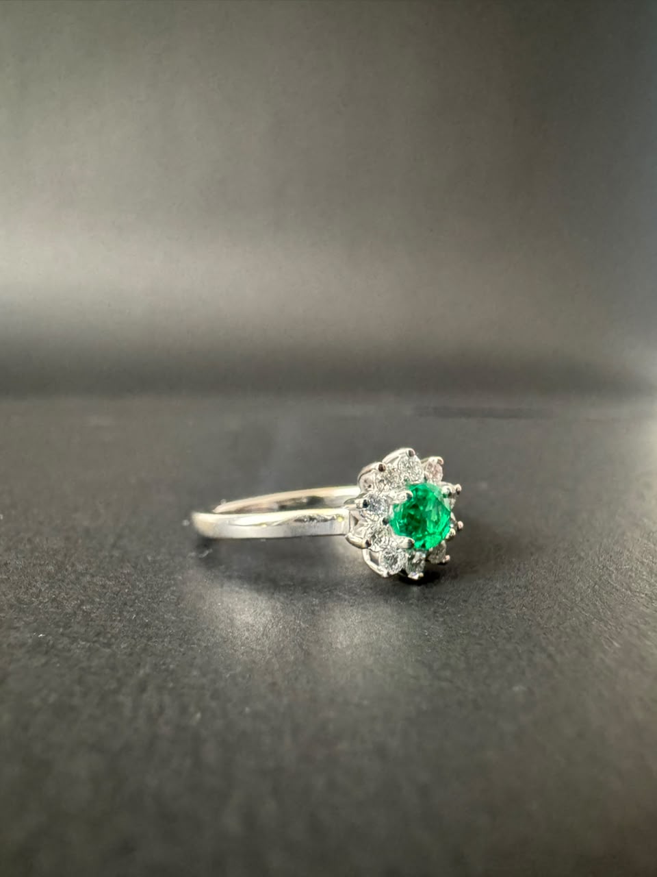 Anillo con esmeralda redonda en flor de diamantes (Ref. 305)
