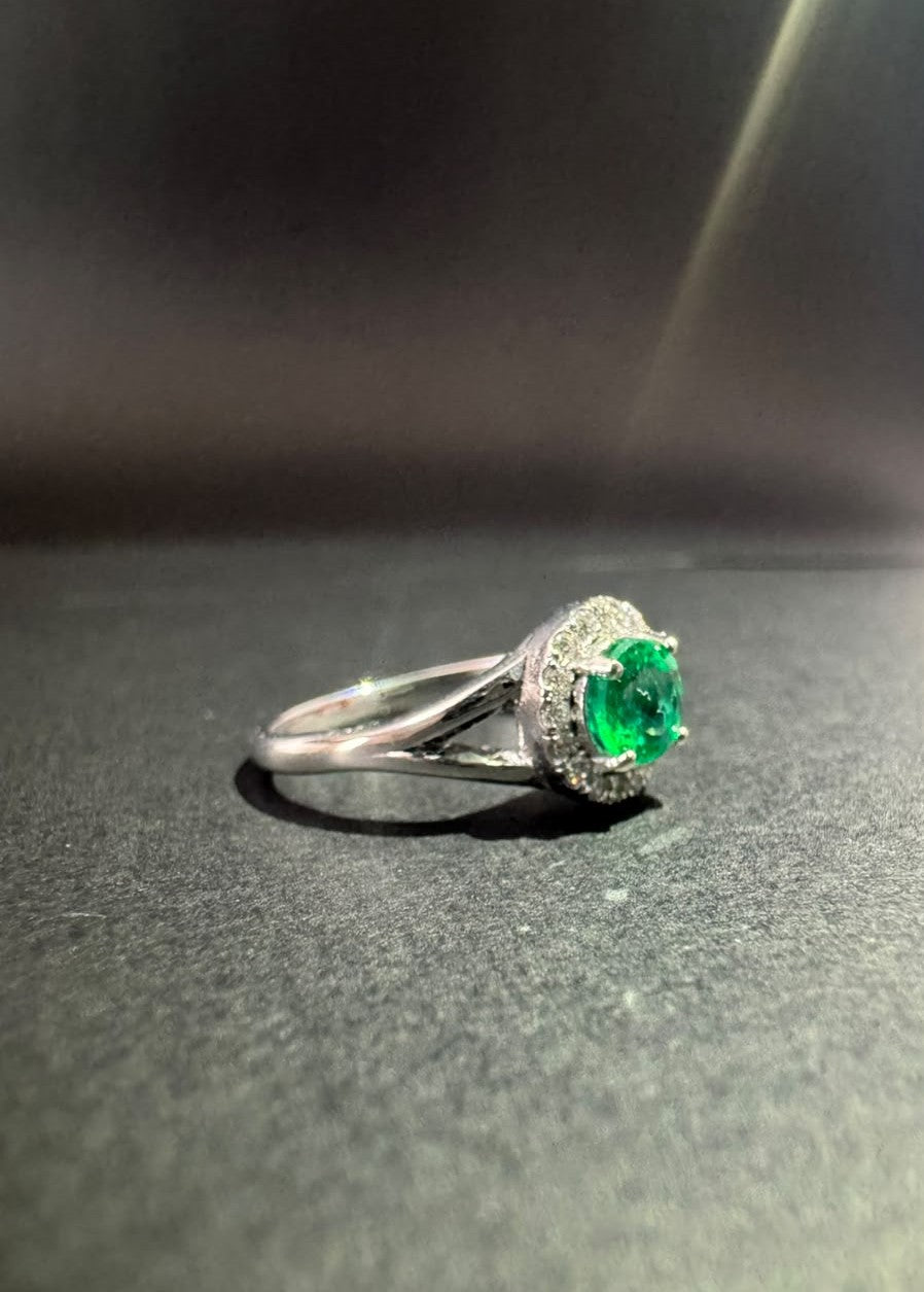 Anillo con esmeralda redonda en halo y banda ondulada (Ref. 35)