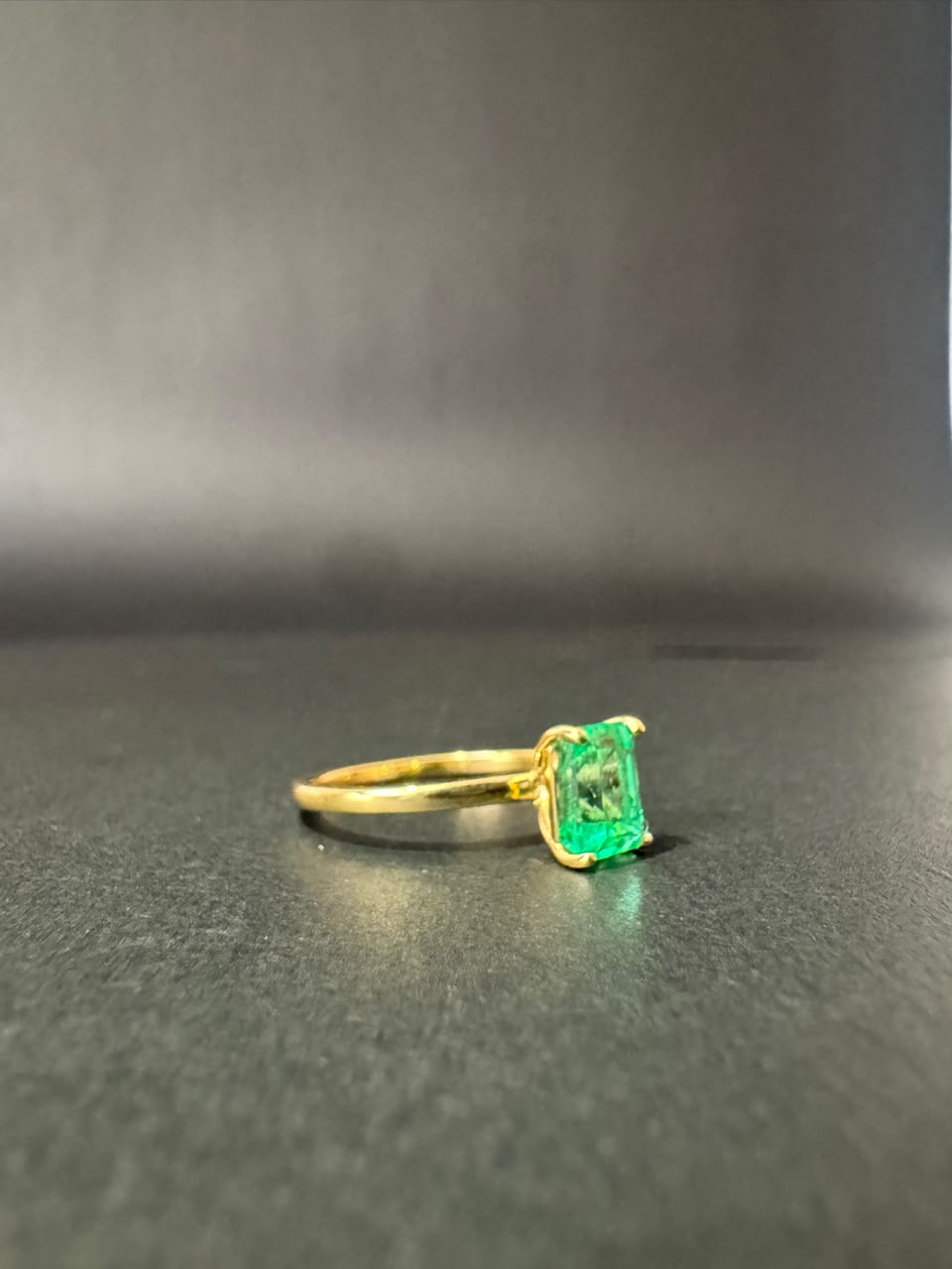 Solitaire ring with rectangular emerald (Ref. 290)