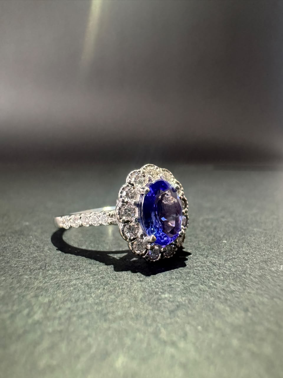 Anillo con tanzanita ovalada en halo de diamantes (Ref. 282)