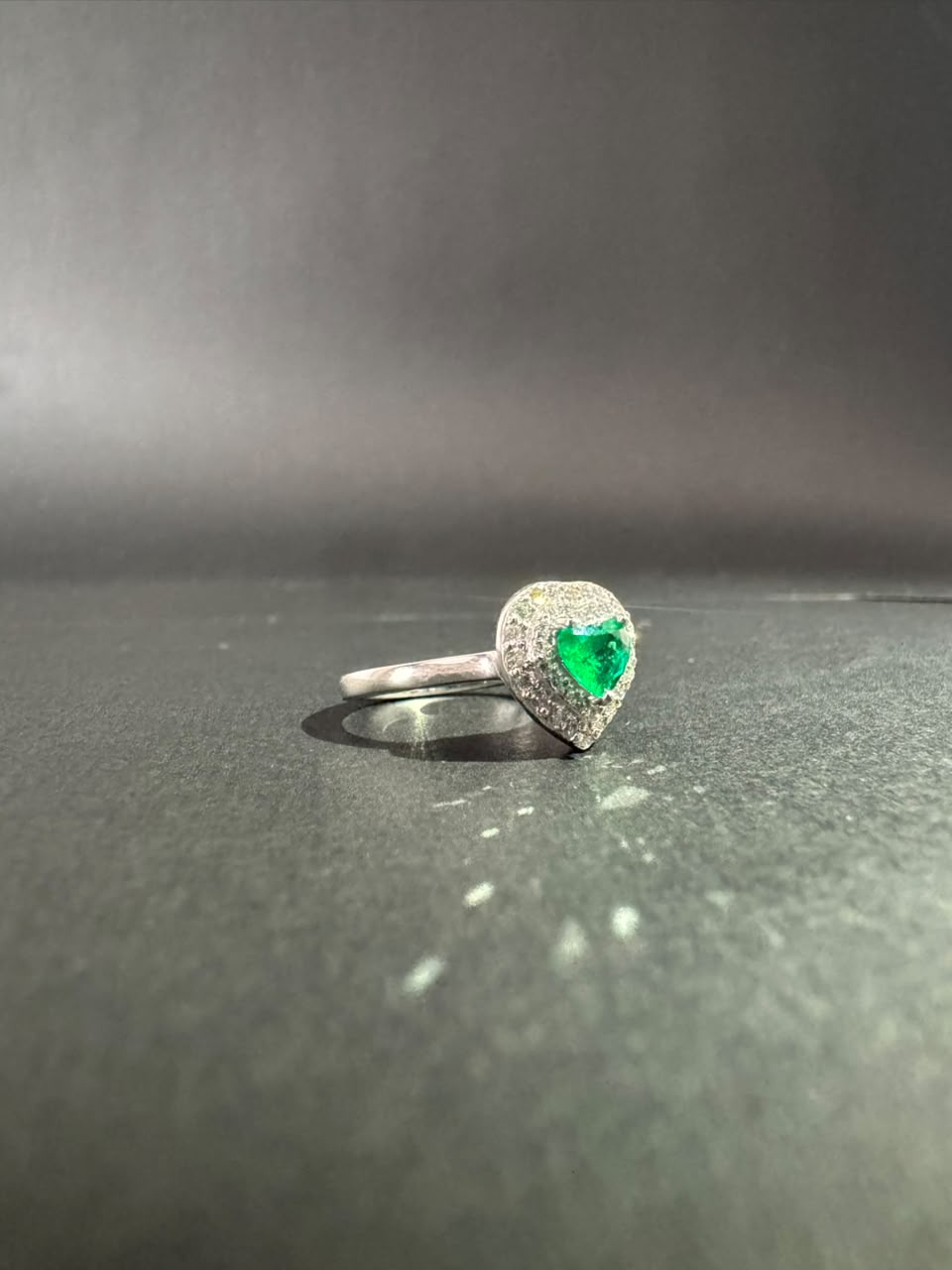 Anillo con esmeralda en corazón y halo de diamantes (Ref. 193)