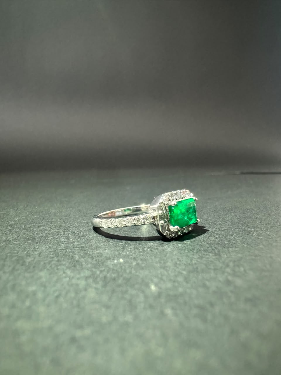 Anillo con esmeralda rectangular horizontal en halo (Ref. 286)