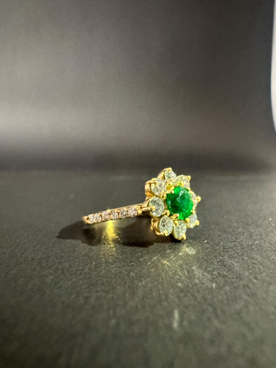Anillo con esmeralda redonda en flor de diamantes (Ref. 176)