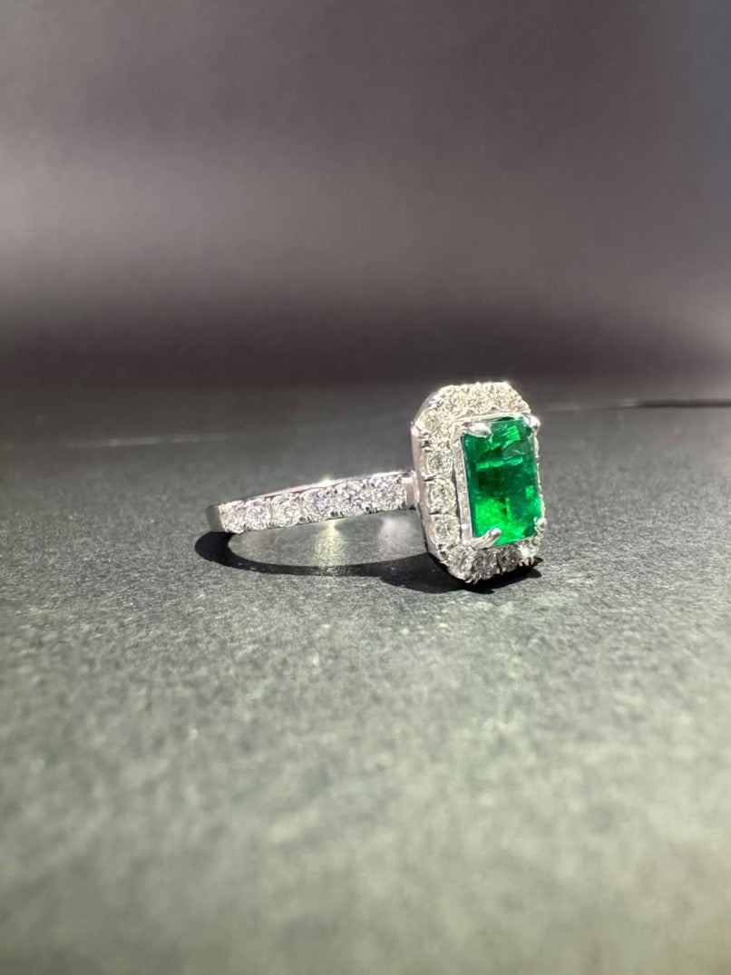 Anillo con esmeralda rectangular en halo de diamantes (Ref. 311)