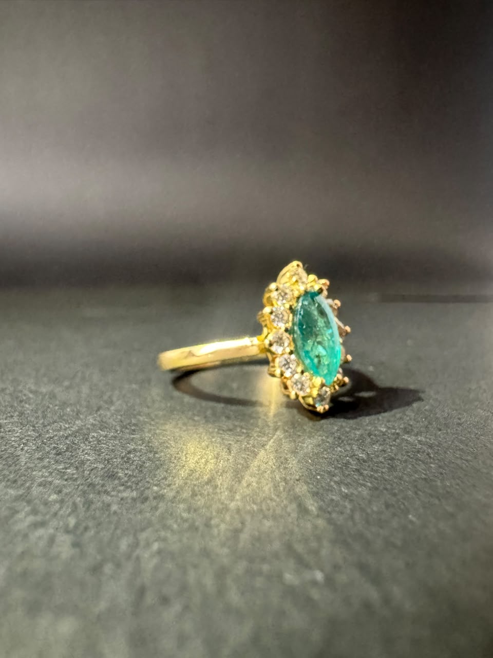 Anillo con euclasa marquesa en halo de diamantes (Ref. 244)