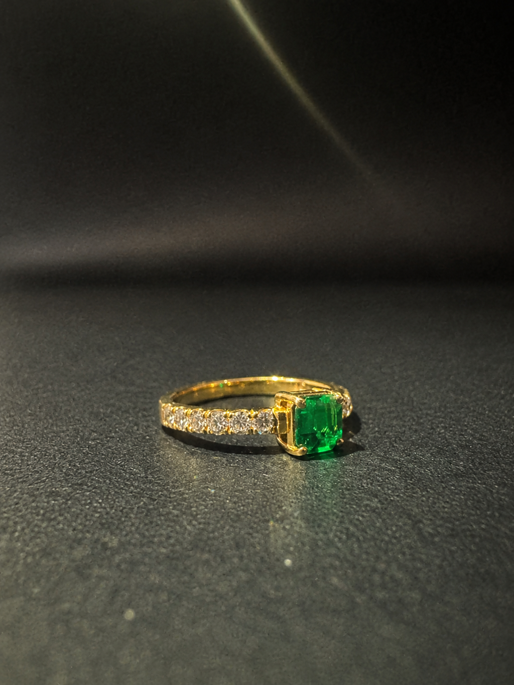 Anillo con esmeralda cuadrada y diamantes en la argolla (Ref. 30)