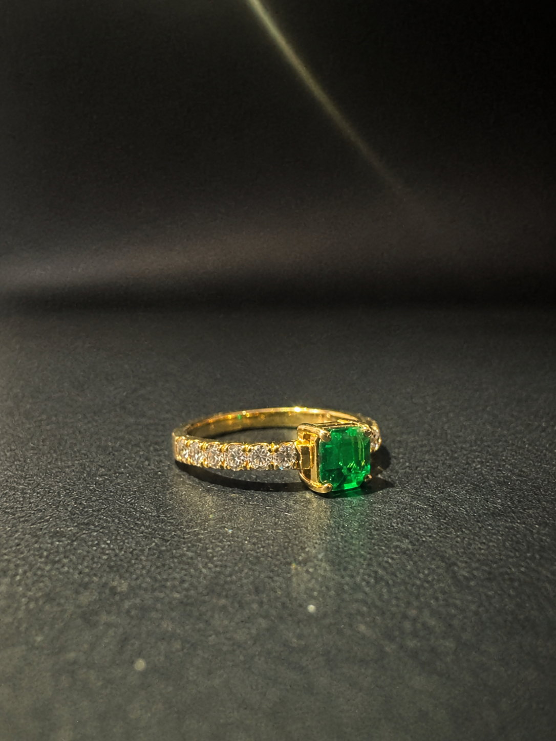Anillo con esmeralda cuadrada y diamantes en la argolla (Ref. 30)