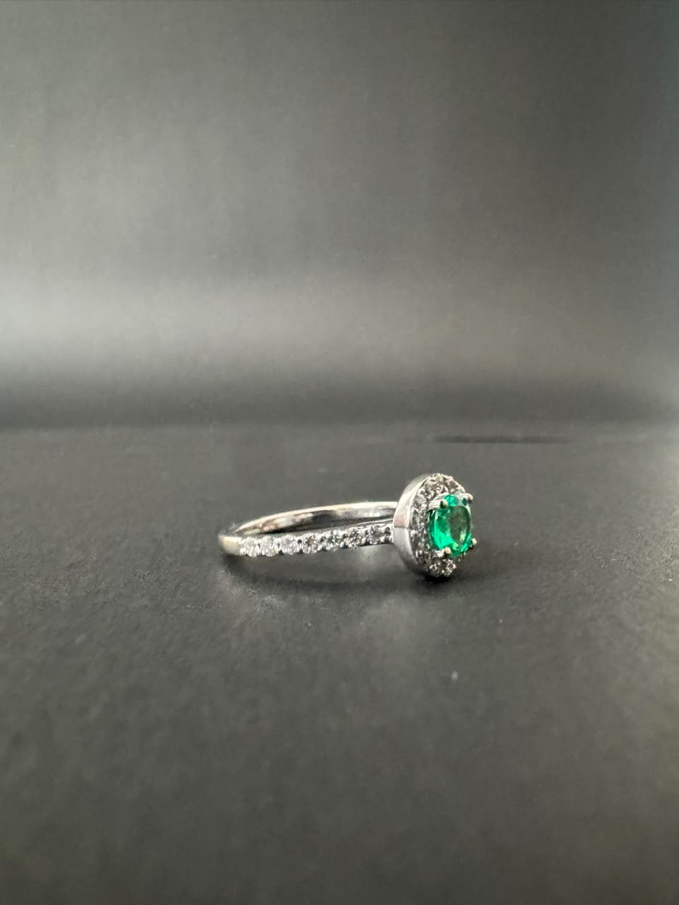 Anillo con esmeralda redonda en halo y diamantes en la argolla (Ref. 292)
