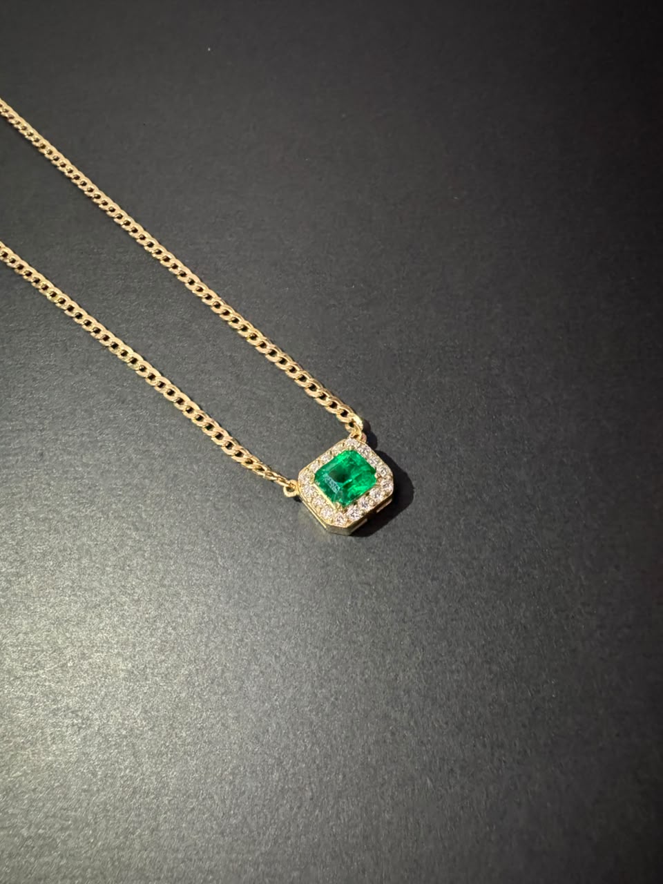 Dije con esmeralda rectangular y cadena cubana (Ref. 277)