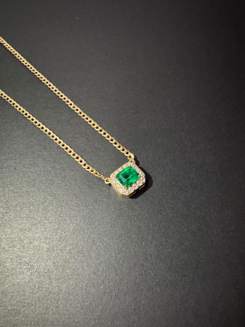 Dije con esmeralda rectangular y cadena cubana