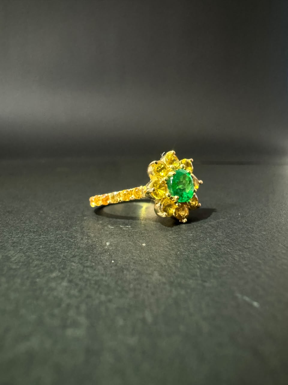 Anillo con esmeralda redonda y halo de zafiros amarillos (Ref. 181)