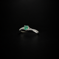 Anillo entrelazado en plata 925 con esmeralda natural (Ref. 3)