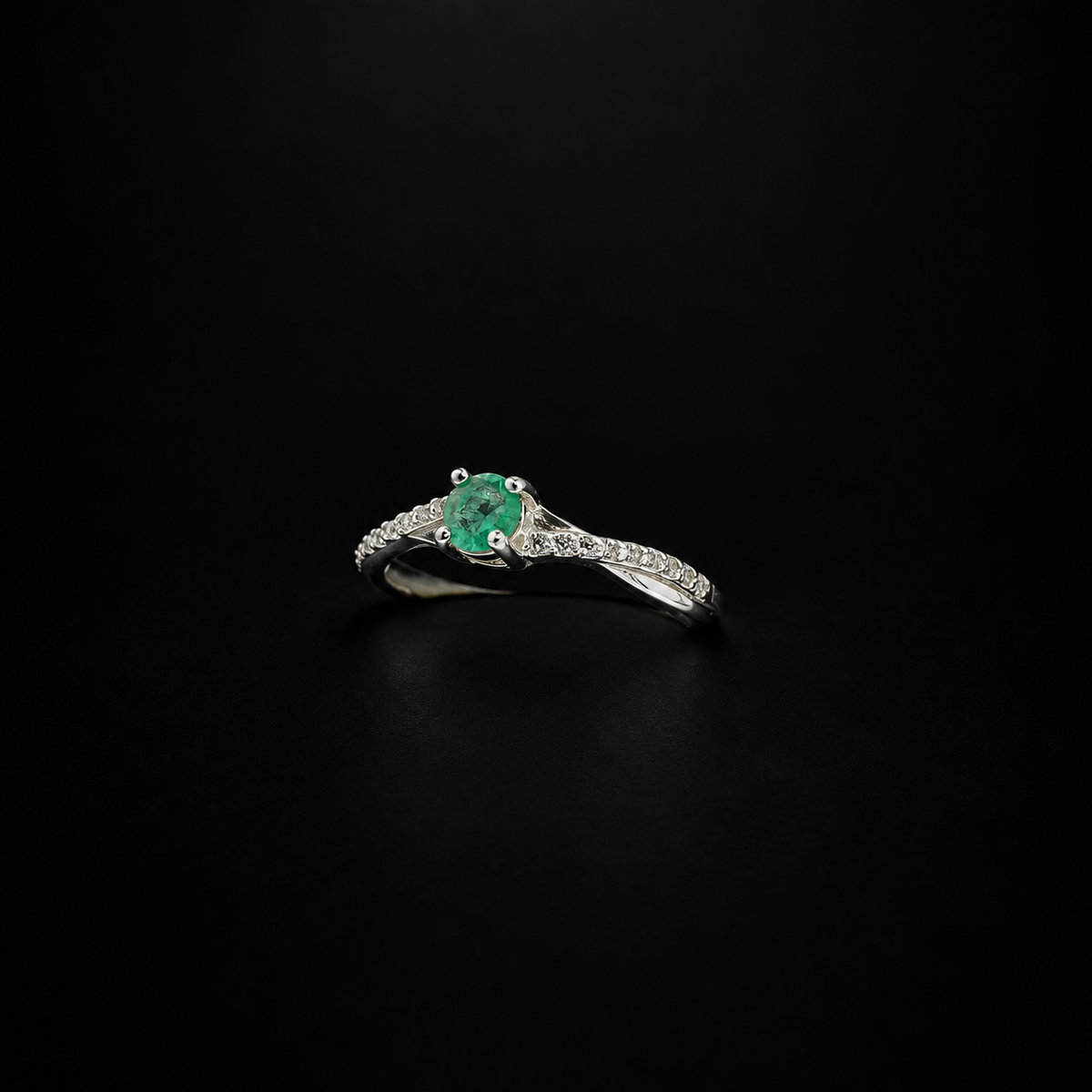 Anillo entrelazado en plata 925 con esmeralda natural (Ref. 3)