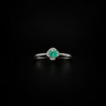 Anillo Halo floral en plata 925 con esmeralda natural (Ref. 7)