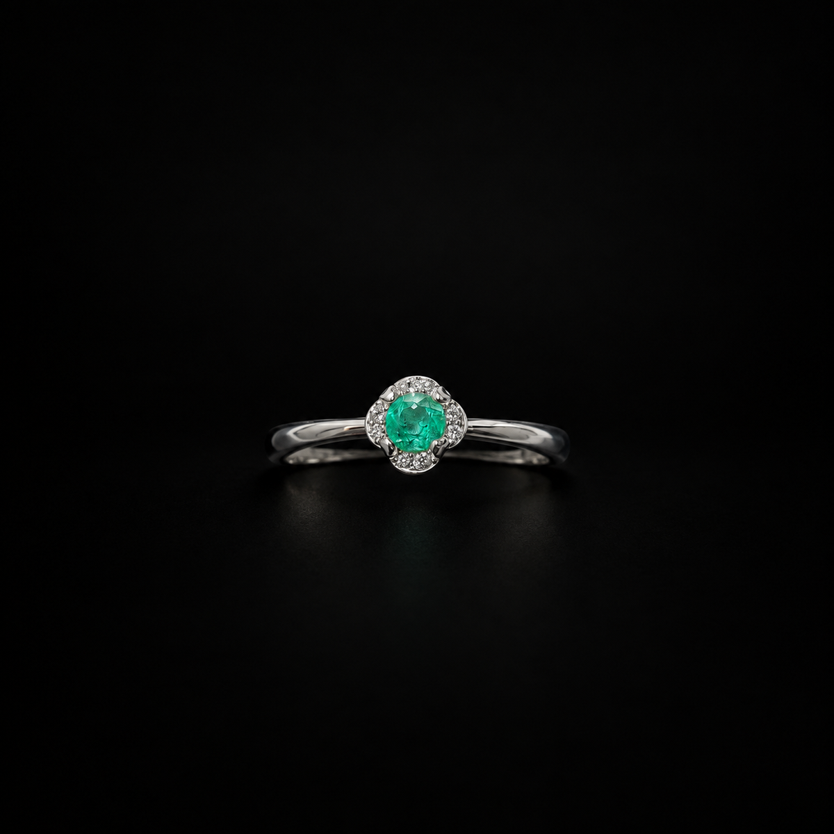 Anillo Halo floral en plata 925 con esmeralda natural (Ref. 7)