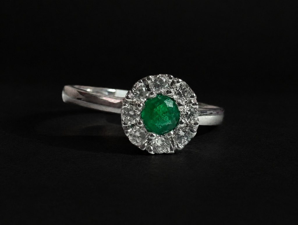 Anillo clúster con esmeralda redonda (Ref. 85)