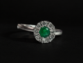 Anillo clúster con esmeralda redonda (Ref. 85)