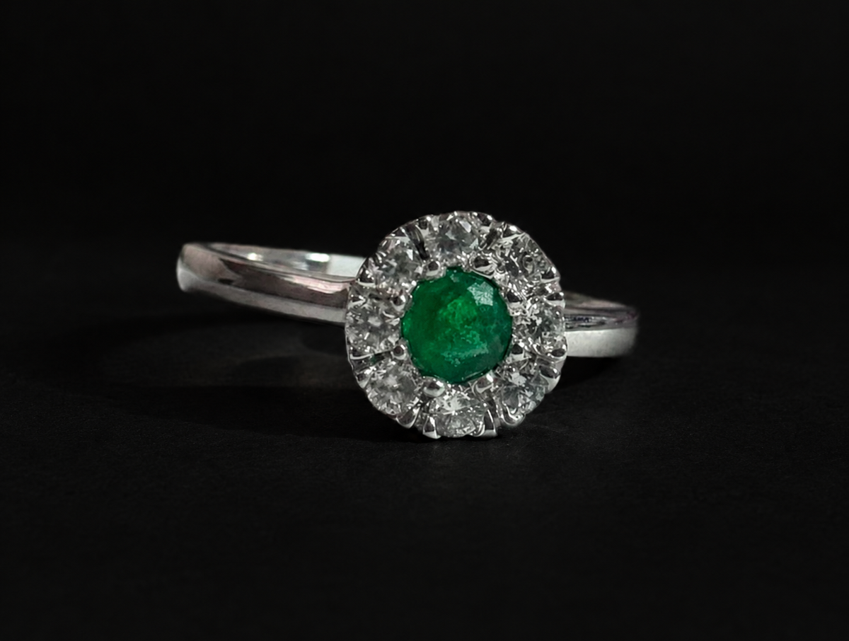 Anillo clúster con esmeralda redonda (Ref. 85)