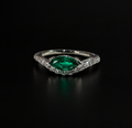 Anillo con esmeralda marquesa y cinta de diamantes (Ref. 283)