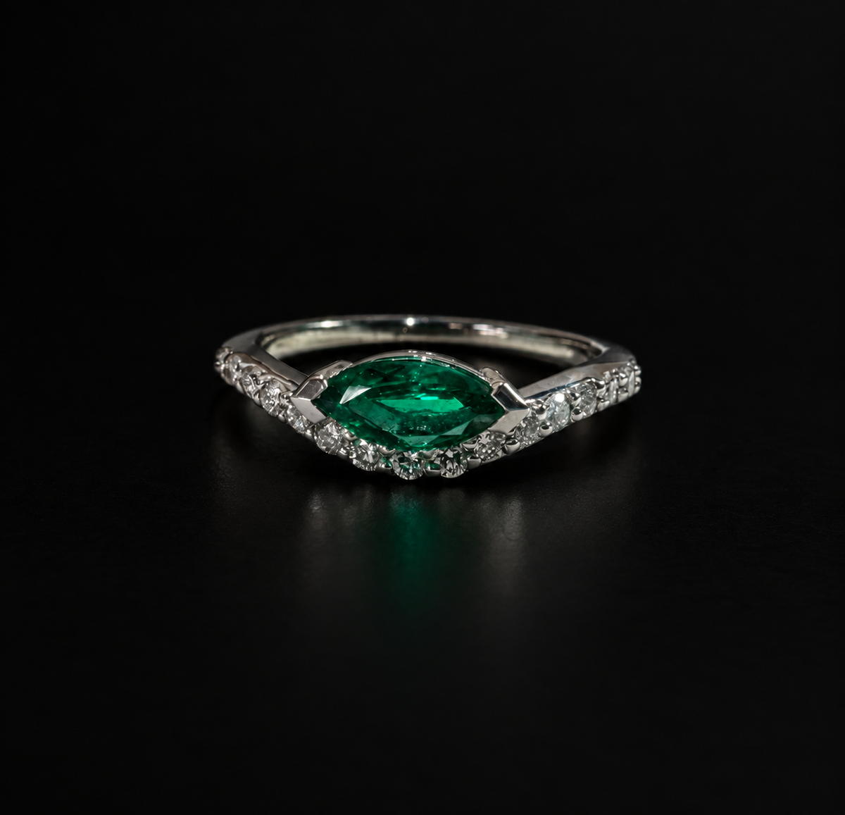 Anillo con esmeralda marquesa y cinta de diamantes (Ref. 283)