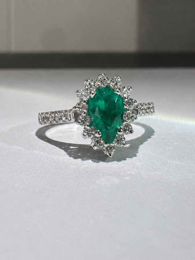 Anillo Leidy con esmeralda en lágrima (Ref. 128)