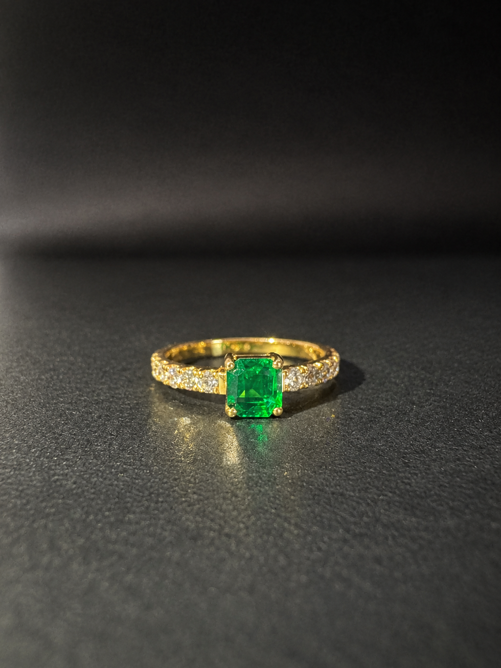 Anillo con esmeralda cuadrada y diamantes en la argolla (Ref. 30)